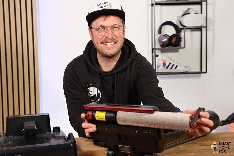 Dreame H15 Pro Buerste wird nach der Reinigung in die Kamera gehalten.